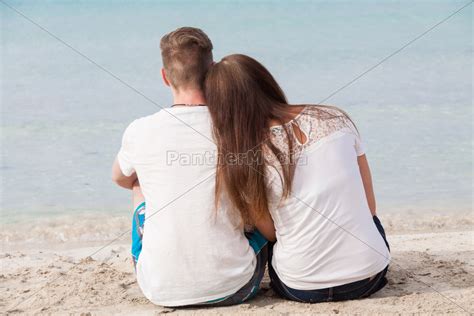 Verliebtes Junges Paar Am Strand Im Sommer Urlaub Stockfoto 10293075 Bildagentur Panthermedia