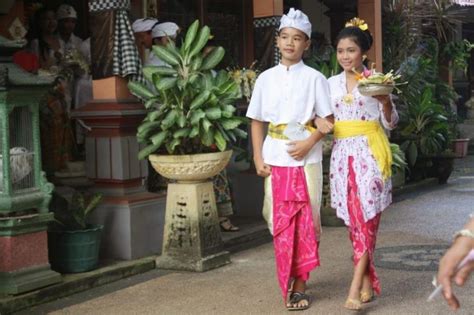 Pakaian Adat Bali Pria Dan Wanita Beserta Gambar Dan Penjelasan