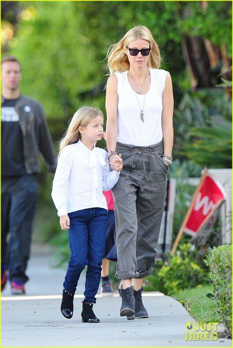 Gwyneth Paltrow Chris Martin Family Walk To Babe Photo Apple Martin Celebrity