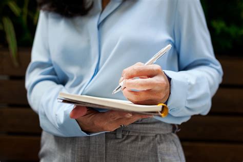 Left Handed Heres What It Really Says About Your Personality