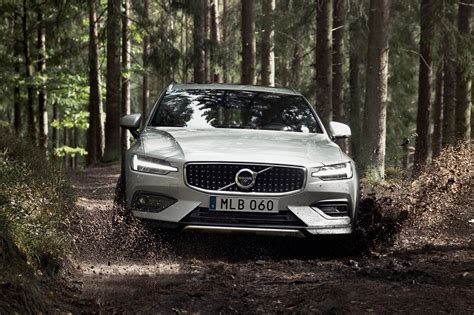 Discover the versatile and dynamic v60 cross country estate. Volvo V60 Cross Country: we heard you like bumpers | CAR ...