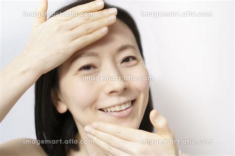 顔を触る日本人女性（40 50代のイメージ）の写真素材 159567678 イメージマート