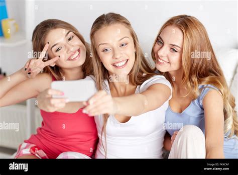 Teenager Mädchen Mit Smartphone Die Selfie Zu Hause Stockfotografie Alamy