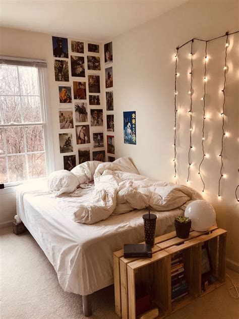 You might not forget about the bedding, you must combine the bedding with lack of ornaments. INTERIOR | Dorm room decor, Small room bedroom, Aesthetic ...