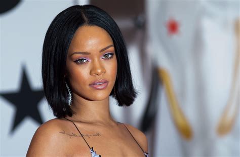 see rihanna s stunned reaction when she hands the mic to fan who can really sing gwyneth paltrow