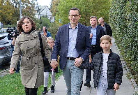 Jun 12, 2021 · premier mateusz morawiecki w sobotę 12 czerwca udał się z wizytą do będkowic w małopolsce, gdzie odwiedził jedno z gospodarstw. Oświadczenie majątkowe żony Mateusza Morawieckiego, Iwony ...