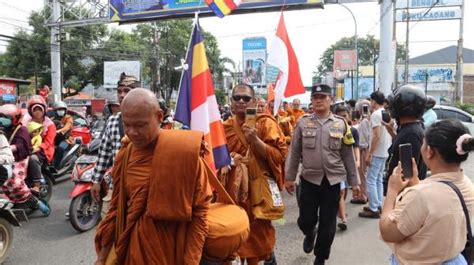 Tiba Di Cirebon Polisi Jaga Keamanan Biksu Jalan Kaki Thailand Candi Borobudur