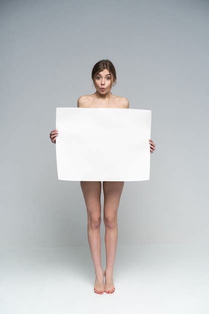 Sexy Chica Desnuda Con Un Cartel Foto Premium