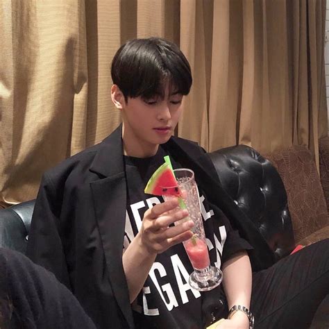 Curtain hair, also known as eboy hair, is a swooping, messy hairstyle with long bangs in the front that look like curtains. 7 Model Gaya Rambut Curtain Haircut Ala Pria Korea yang ...