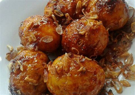 Panaskan minyak banyak goreng, tumis bawang putih, bawang bombay, dan cabai merah hingga layu. Resep Telur kecap oleh Nona Nono (Fano Vyati Art) - Cookpad