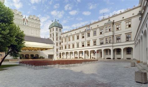 Zamek książąt pomorskich to jeden z najlepiej zachowanych zabytków okresu renesansu, przyciągający uwagę nie tylko piękną architekturą, ale również malowniczym położeniem na wzgórzu nad odrą. ZAMEK KSIĄŻĄT POMORSKICH SZCZECIN opinie ceny atrakcje muzeum