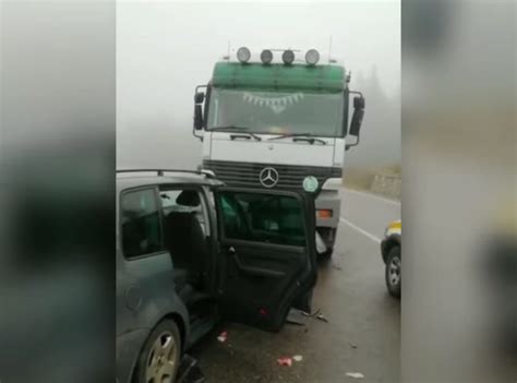 Doua persoane, din autoturism, au fost incarcerate si extrase de catre pompieri. Accident grav în Pasul Tihuța. Un bărbat și-a pierdut ...