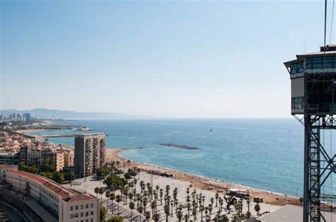 Kabelbaan f (plural kabelbanen, diminutive kabelbaantje n). Met de kabelbaan van de haven naar Montjuïc | BarcelonaTips