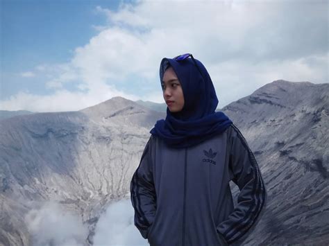 Dari abu zar, jundub bin junadah dan abu abdurrahman, dan mu'az bin jabal radhiallahuanhuma dari rasulullah shallallahu 'alaihi wa sallam beliau bersabda: Agar Kamu Tak Mudah Meremehkan Nikmat Allah, Maka Lihatlah ...