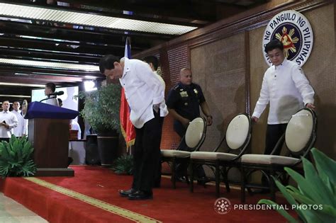 president rodrigo duterte confers medal of valor order of lapu lapu to saf 44 commandos