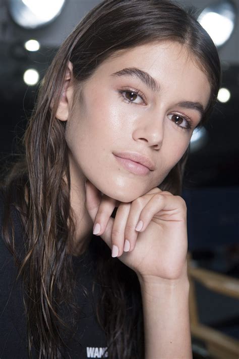 Gerber seemed a little more relaxed about heading to the smoothie bar without a mask, but she wore one when caught up in the hollywood hustle and bustle. DMAG | Kaia Gerber diseña junto a Karl Lagerfeld