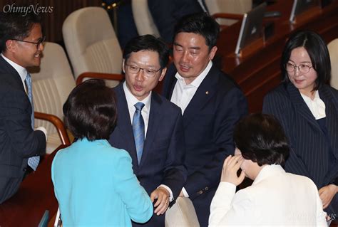 동료의원들과 인사 나누는 김경수 오마이포토