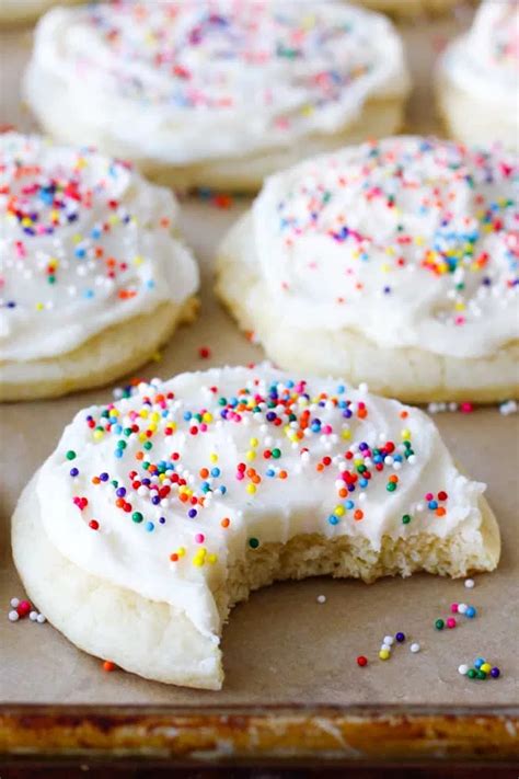 In a large bowl beat the shortening and sugar until smooth. Sour Cream Sugar Cookies | Receita