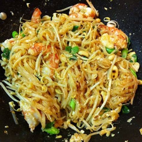Recetas con pollo cocido, recetas culinarias, recetario de cocina, recetas fáciles de comida receta para crock pot. Pad Thai, receta tradicional tailandesa | Factor Gastronómico