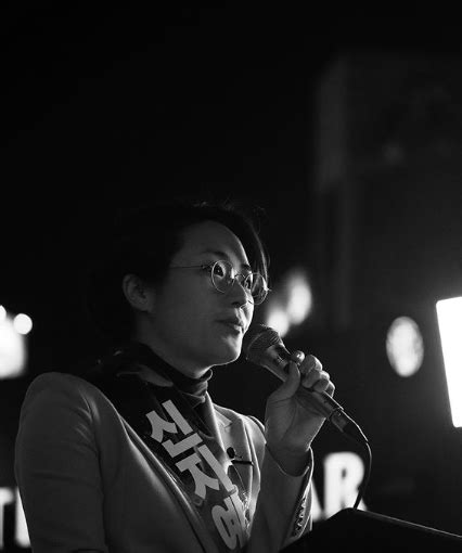 자신을 상호교차성 페미니스트라고 표현하지만 실제 행보는 래디컬 페미니스트에 가깝다.1. 정치신지예 "선거벽보 훼손, 페미니즘 탄압하는 혐오 범죄" | YTN