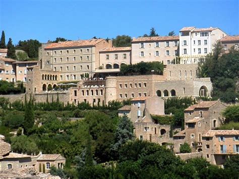 It is the main city of the département of vaucluse, and is on the banks of the rhône river. Reisgids Avignon | Alle bezienswaardigheden, wat te doen ...