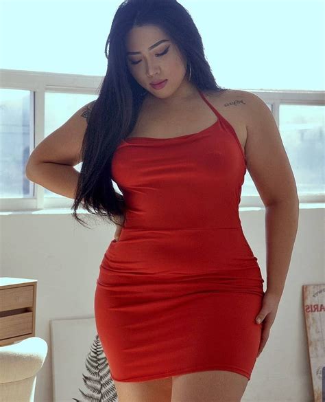 a imagem pode conter uma ou mais pessoas e pessoas em pé asian woman asian girl red outfit