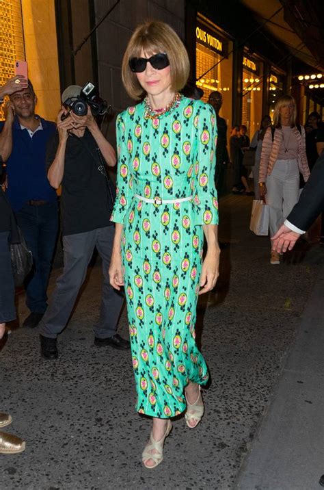 Anna Wintours Fashion Week Outfits From The Last 25 Years Who What Wear