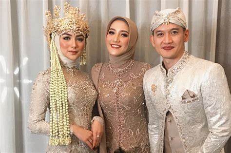 2 tahun masa berpacaran sepertinya menjadi waktu yang cukup bagi andrew andhika dan citra kirana untuk melangkah ke jenjang pernikahan. Citra Kirana & Rezky Aditya Resmi Menikah, Ini Tampilan ...