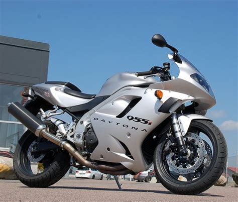 Claimed horsepower was 145.9 hp (108.8 kw) @ 10700 rpm. Triumph Daytona 955i 2002 | Triumphchepassione