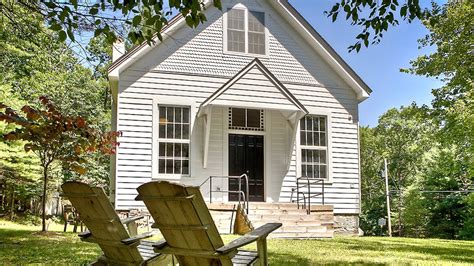 This Catskills Home And Inn Used To Be A One Room Schoolhouse Back In