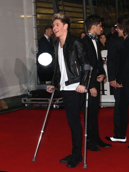 Brit Awards 2014 Niall Horan Limps Across Red Carpet After Arriving On