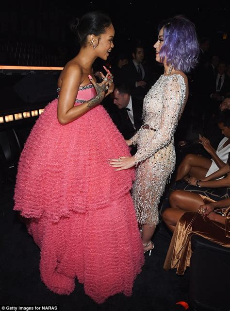 Rihanna Hugs Blue Ivy At The Grammy Awards Daily Mail Online