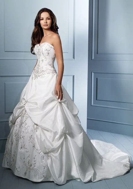 Cuanto cuesta un traje de novio. Cuanto cuesta un vestido de novia sencillo