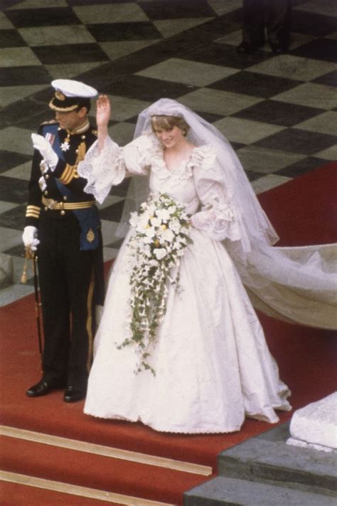 Extraxts from the thames television programme about the wedding of lady diana spencer and prince charles. Princess Diana's Wedding Dress - Every Detail of Princess ...