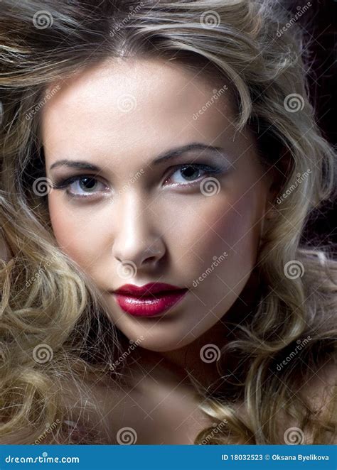 Retrato De La Mujer Bonita Imagen De Archivo Imagen De Skincare 18032523