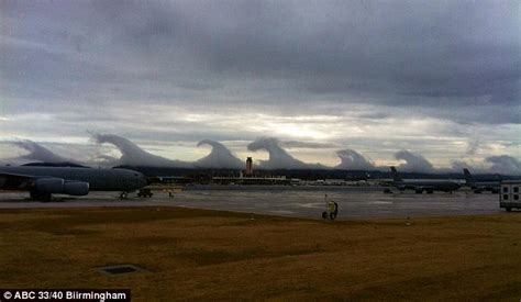 Giant Tsunami Shaped Clouds In Alabama Incredible Wave Of Clouds