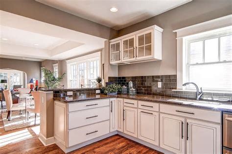 I want to install white kitchen cabinets in my new kitchen. 50+ Popular Brown Granite Kitchen Countertops Design Ideas