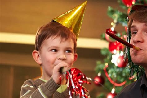 Новогодние игры и конкурсы для детей 2023 во что играть в школе дома и на утреннике на Новый год
