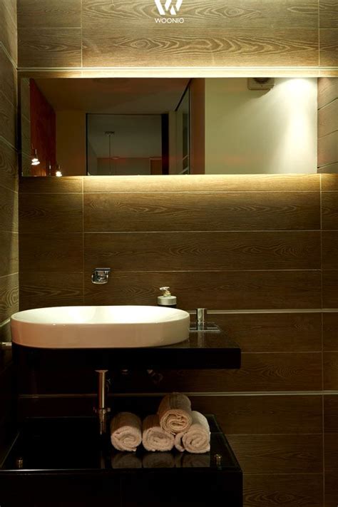 Bei einer entfernung von mindestens 60 cm zur wanne / dusche oder ab einer höhe von 2,25 m genügen badleuchten mit ip44. Indirekte Beleuchtung hinter dem Spiegel im Badezimmer ...