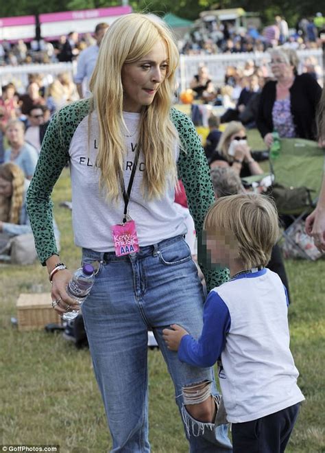 Fearne Cotton cuts a casual figure at Razorlight gig | Daily Mail Online