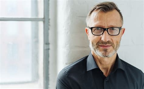 Das lasern der hornhautverkrümmung (astigmatismus) funktioniert einfach, schnell und schmerzfrei. Ab wann ist eine Gleitsichtbrille sinnvoll? - Brille24