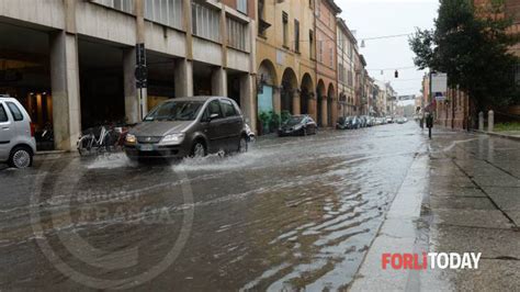 Una violenta ondata di maltempo con tromba d'aria, pioggia e grandine ha colpito nel primo pomeriggio di oggi, lunedì 26 luglio, la zona ovest della bassa. Foto grandinata oggi Forlì 14 ottobre 2014 temporale