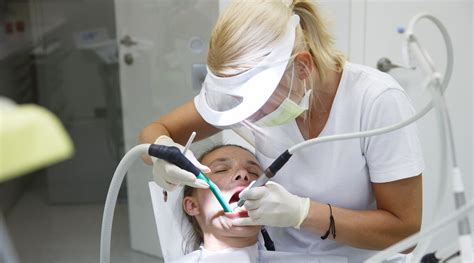 ¿en Qué Consiste La Limpieza Dental Ultrasónica Y Cuándo Es Necesaria