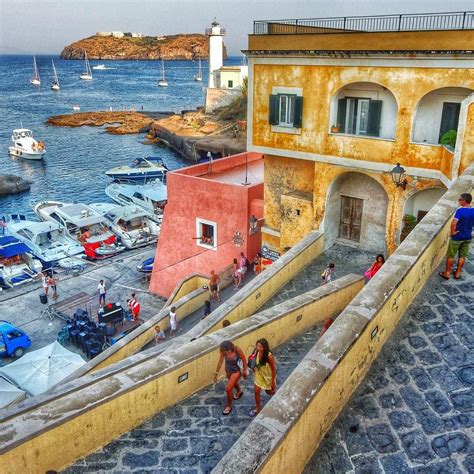 Ventotene è un'isola delle pontine, tra ponza, ischia e capri, facilmente raggiungibile da roma o napoli. Isola di Ventotene, Italy…