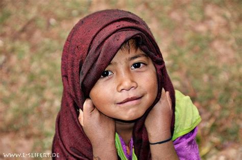 Kleines Mädchen Im Regen Mit Einem Kopftuch Nepal 2013 Im Himalaya