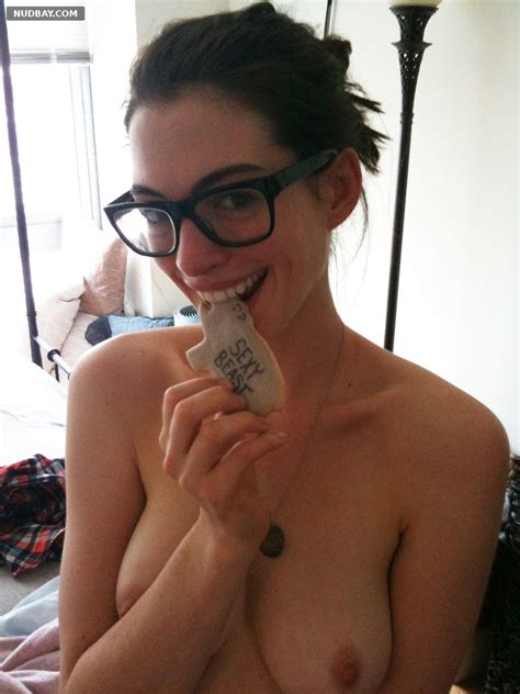 Anne Hathaway Nude Celeb Showed Boobs At Home Nudbay
