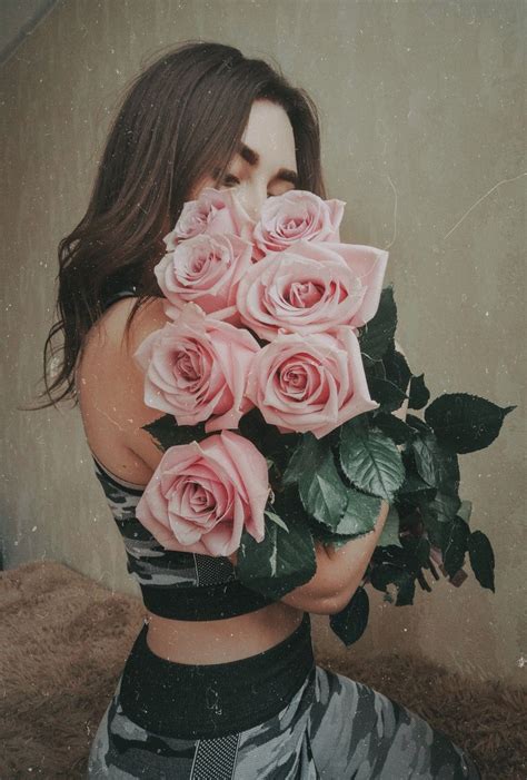 Милые девушки с букетом роз