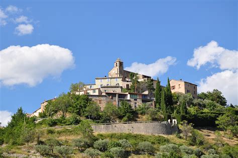 The center of le castellet is at (or close to) the top of the village, contrary to many provencal villages where the center is on the slope and the top has only a lonely old church or castle. Castellet-lès-Sausses - Castellet-lès-Sausses - qaz.wiki