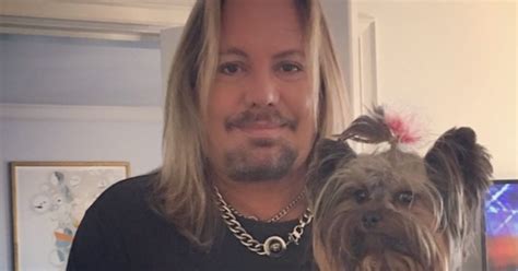 Immediata la telefonata ai soccorsi da parte della compagna del ragazzo. Mötley Crüe, Vince Neil piange la morte della sua ...