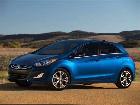 The 2021 hyundai elantra hybrid is a compact sedan that offers a fuel efficient ride with a spacious cabin and handsome style. 2015 Hyundai Elantra GT Debuts with Lower-cost Tech ...